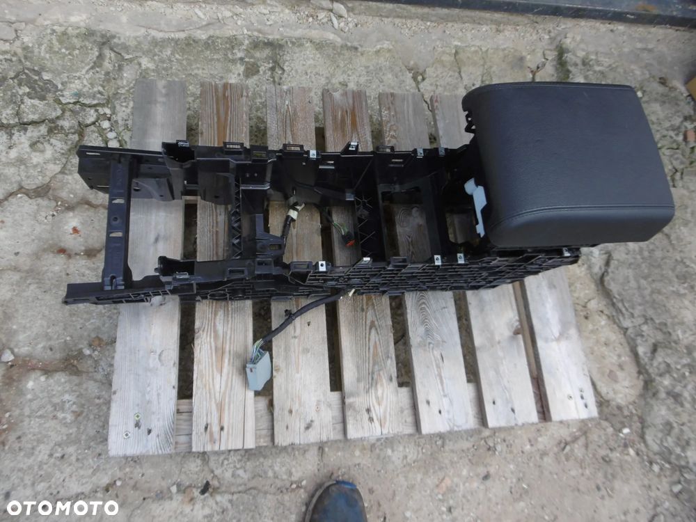 TUNEL SCHOWEK PODŁOKIETNIK DISCOVERY SPORT L550 - 1