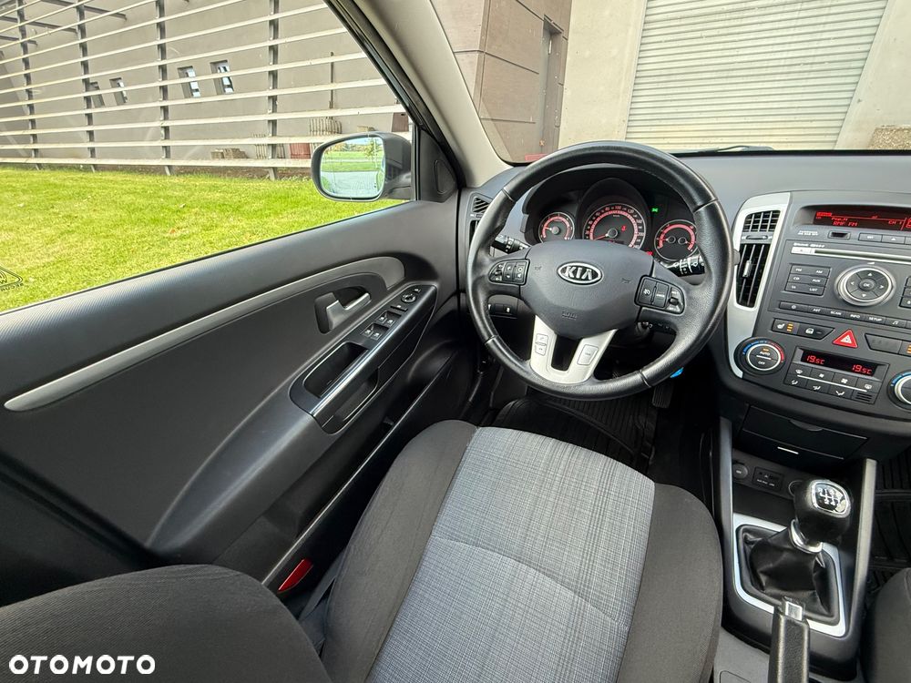 Kia Ceed ver-1-6-crdi-128-dream-team-edition - 25