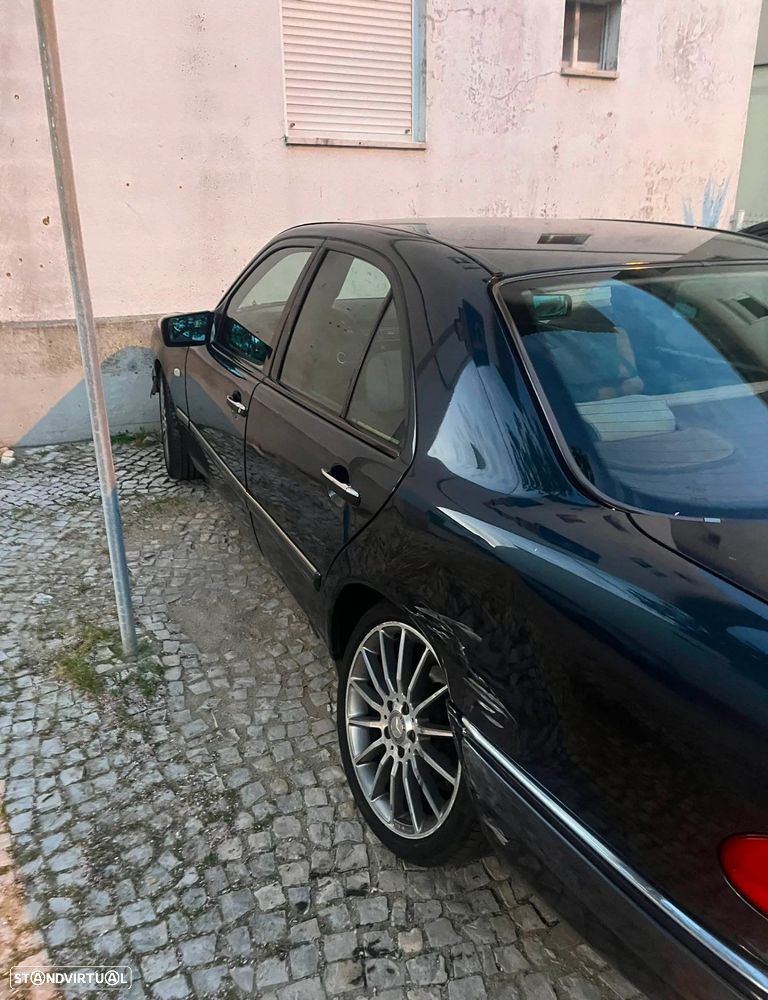 Mercedes-Benz E 220 D Elegance - 3