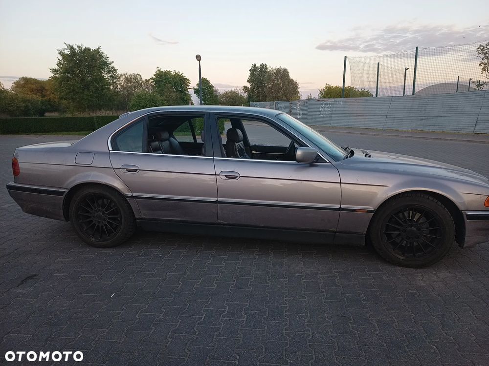 BMW Seria 7 740i V8 - 23
