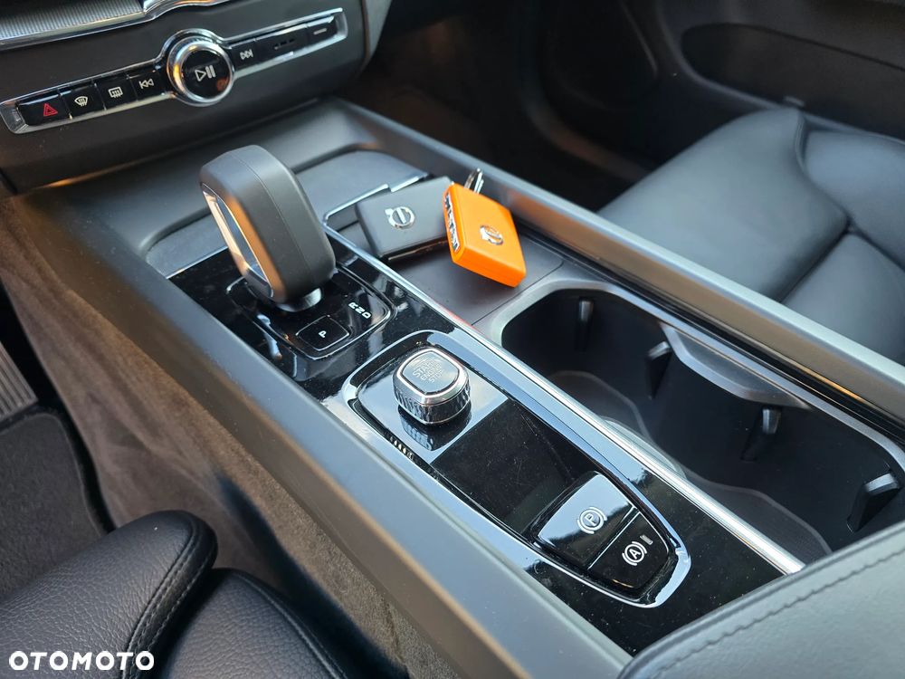 Volvo XC 60 T6 Plug-In Hybrid AWD Plus Dark - 20