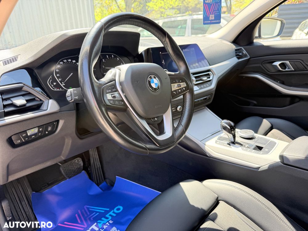 BMW Seria 3 320i AT - 32