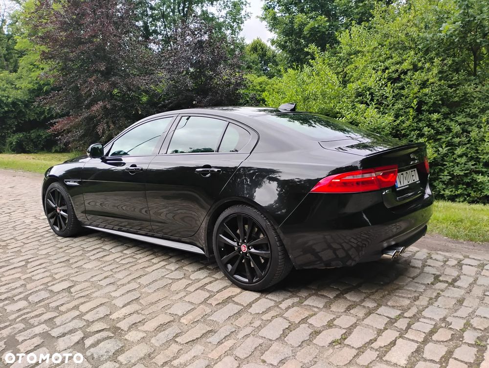 Jaguar XE 2.0 D AWD R-Sport - 4