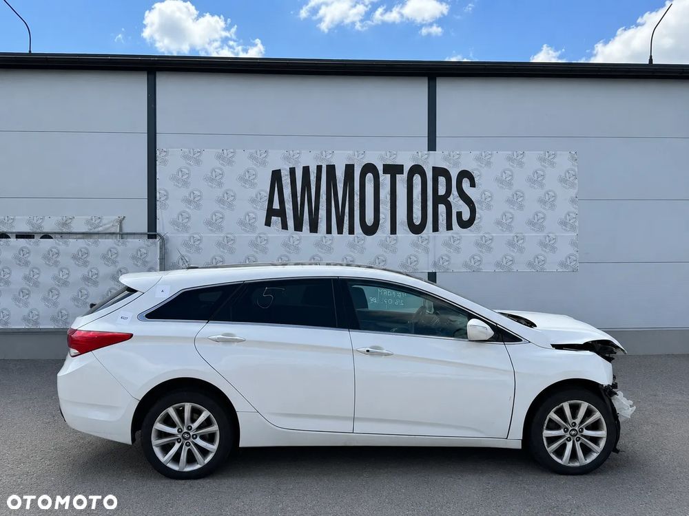 HYUNDAI I40 2013 *SAMOCHÓD NA CZĘŚCI* 6327 CRYSTAL WHITE MASKA, LAMPA, DRZWI, LUSTERKO, ZDERZAK, GRILL, BŁOTNIK, KLAPA, BELKA, DESKA, FOTELE, KANAPA, ĆWIARTKA KIEROWNICA, TARCZE, ZACISKI, ZAWIESZENIE, KOMPLETNY PRZÓD, KOMPLETNY TYŁ, LICZNIK, ZEGARY, PRAWE LEWE PRZÓD TYŁ - 1