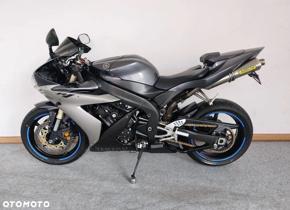 Yamaha R1 - 12