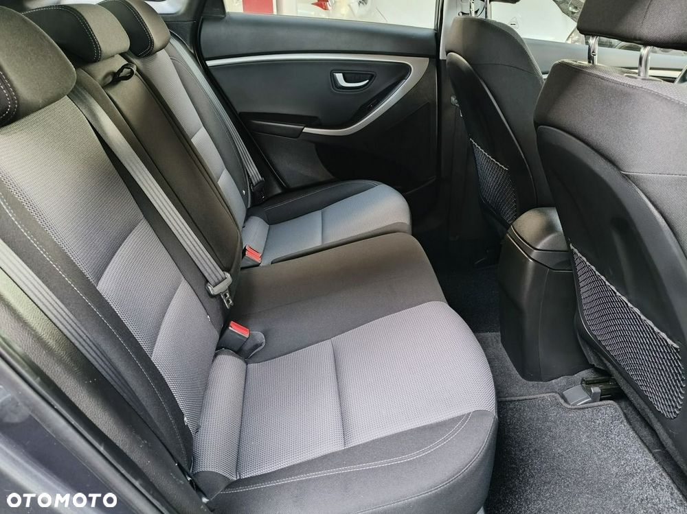 Hyundai i30 blue Kombi 1.4 YES Silver - 13
