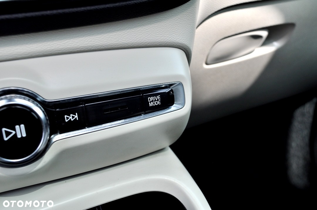 Volvo XC 40 T3 Geartronic Momentum Pro - 32