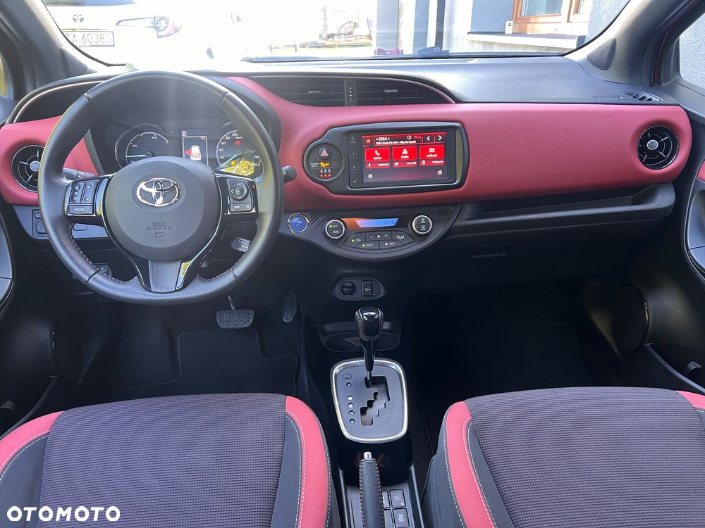 Toyota Yaris Hybrid 100 Selection - 17