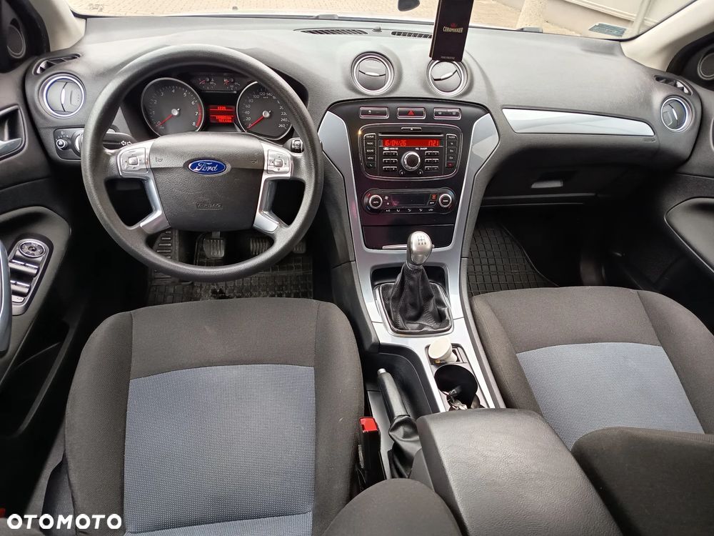 Ford Mondeo 2.0 Ghia - 10