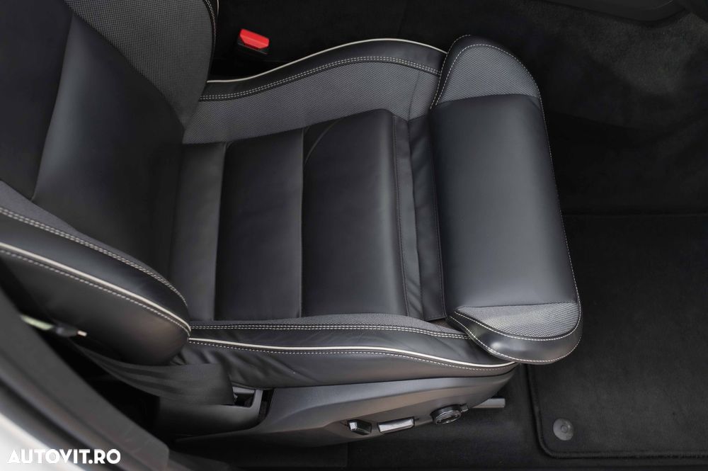 Volvo XC 60 B4 MHEV AT8 AWD R-Design - 22