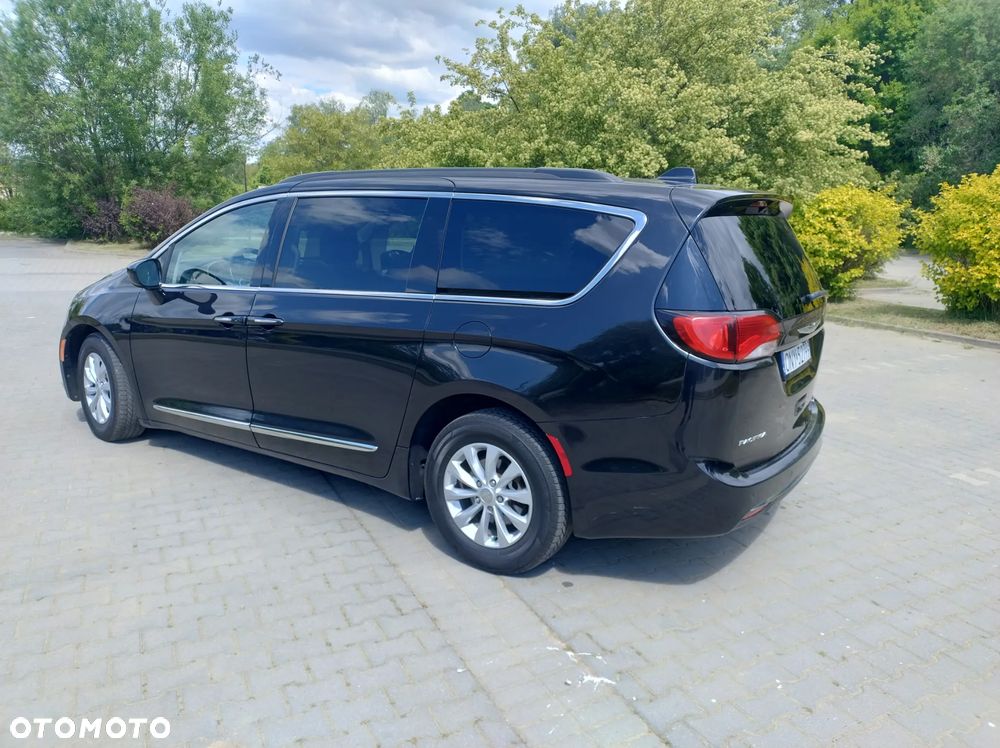 Chrysler Pacifica - 5