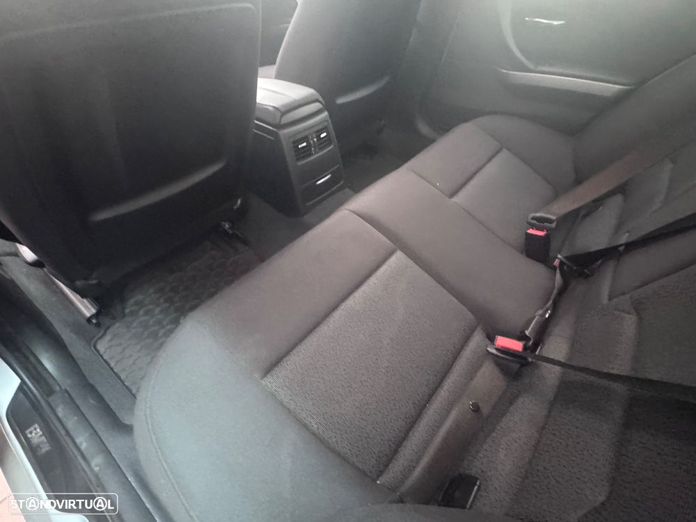 BMW 320 d Dynamic - 15