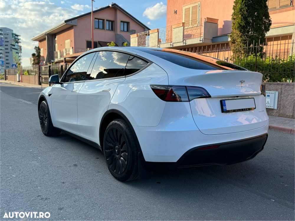 Tesla Model Y - 11