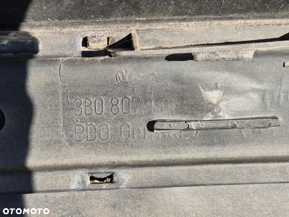 ORYGINALNY ZDERZAK  TYLNI ZDERZAK  PASSAT B5 - 17