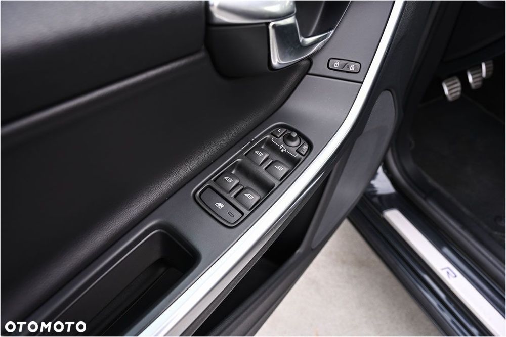 Volvo V60 D3 R-Design - 12