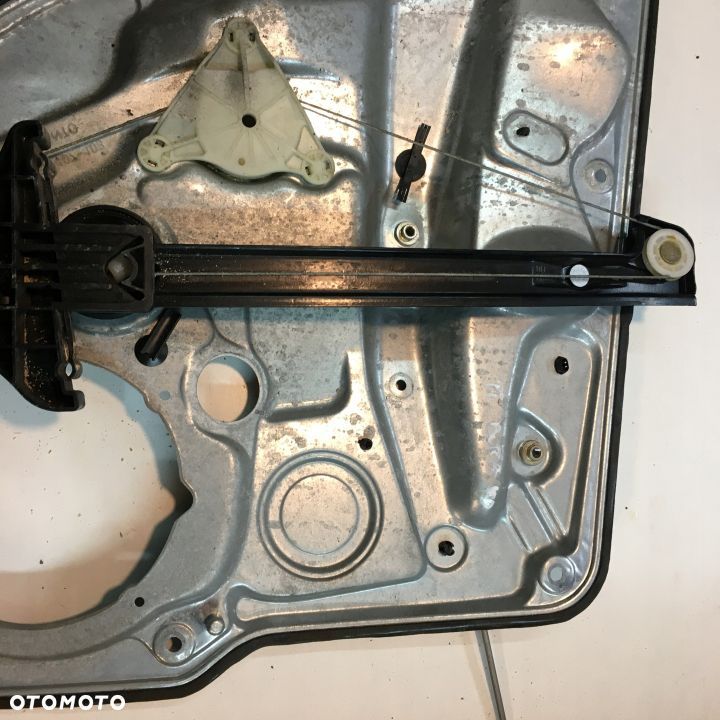 PODNOŚNIK SZYBY PRAWY TYŁ VW BORA SEDAN - 2