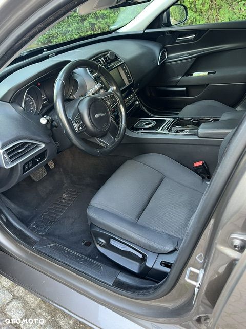 Jaguar XE 2.0 D Portfolio - 1