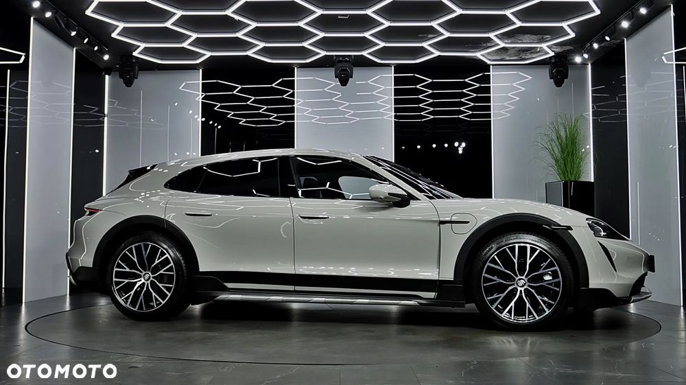 Porsche Taycan Turbo Cross Turismo - 11