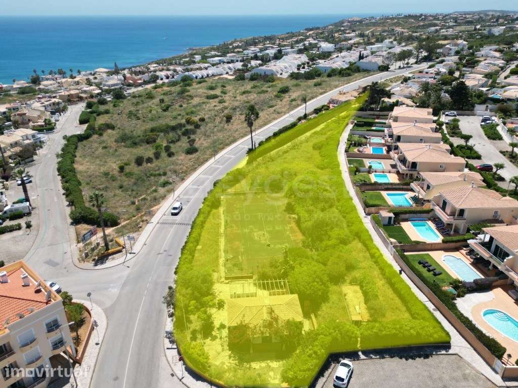 Terreno Urbano de 2805 m² com Vista Mar e Privacidade na Prestigiad... - Grande imagem: 2/32