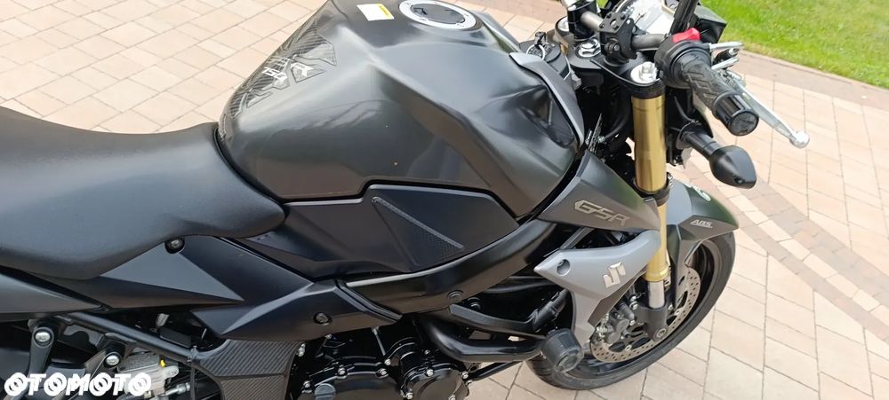 Suzuki GSR - 19