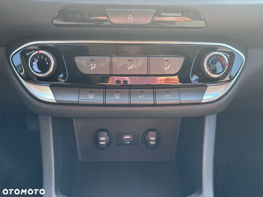 Hyundai i30 1.5 DPI Classic + - 17