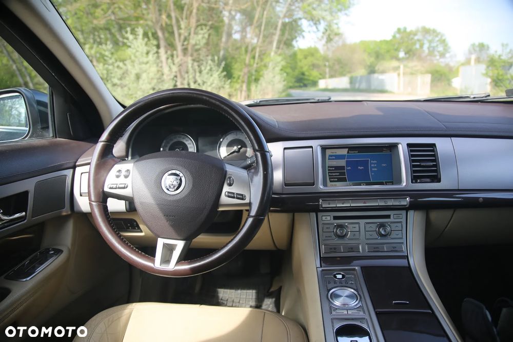 Jaguar XF 2.7 V6 D Luxury - 12