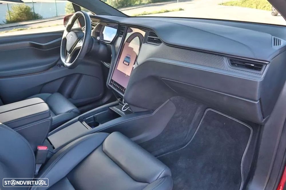 Tesla Model X - 10