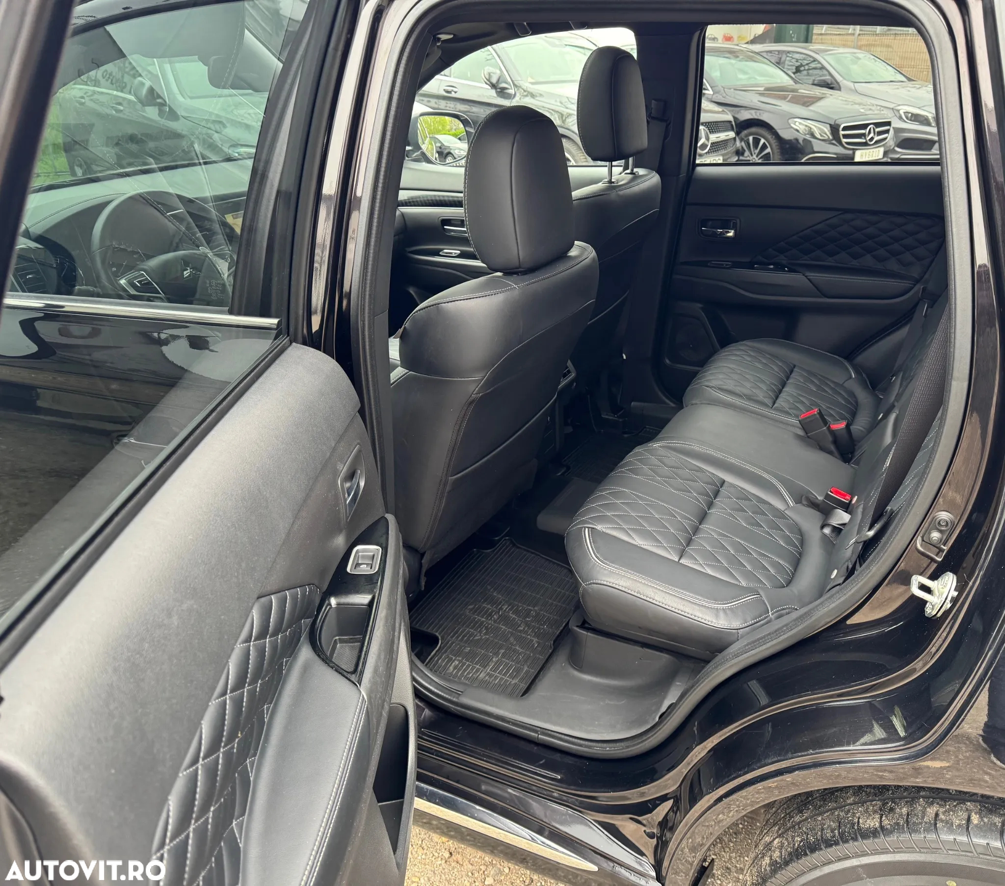 Mitsubishi Outlander 2.4 4WD Plug-In Hybrid Top - 12