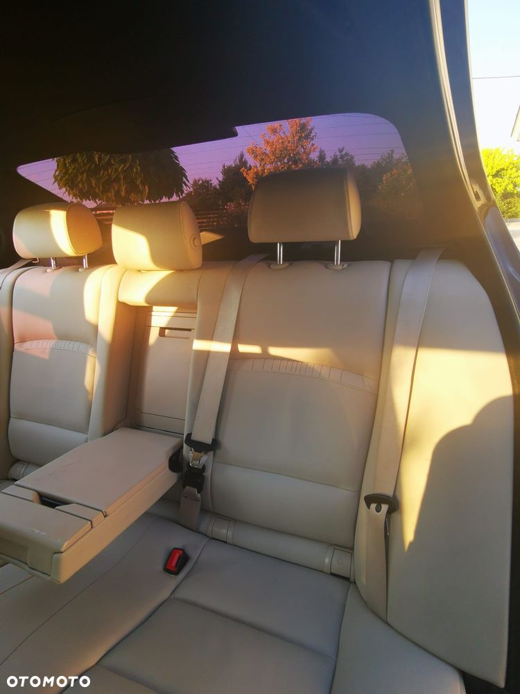 BMW Seria 5 525d xDrive - 14