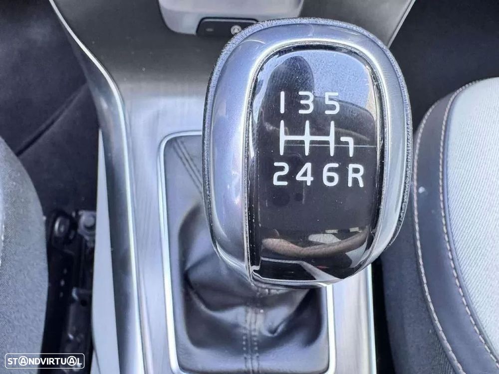 Volvo V40 Cross Country 2.0 D4 Momentum - 19