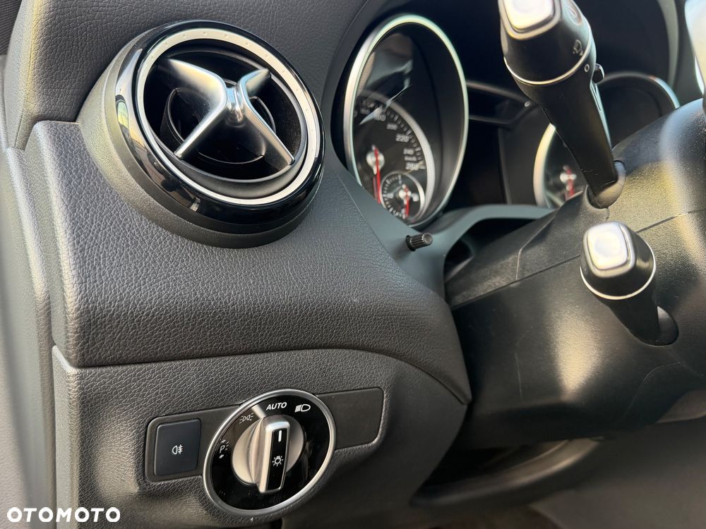 Mercedes-Benz GLA 180 7G-DCT Style - 16