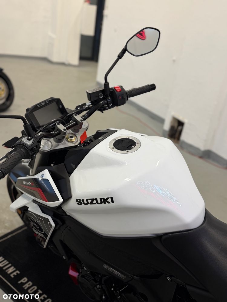 Suzuki GSX - 13