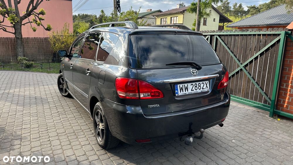 Toyota Avensis Verso - 8