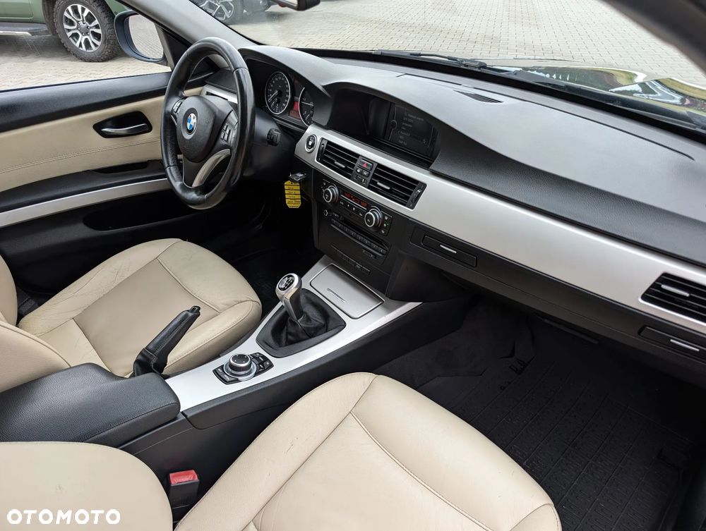 BMW Seria 3 318d Sport Line - 33