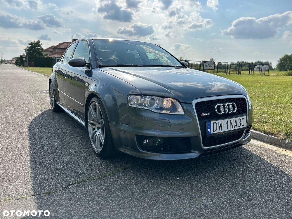 Audi RS4 Limousine - 1