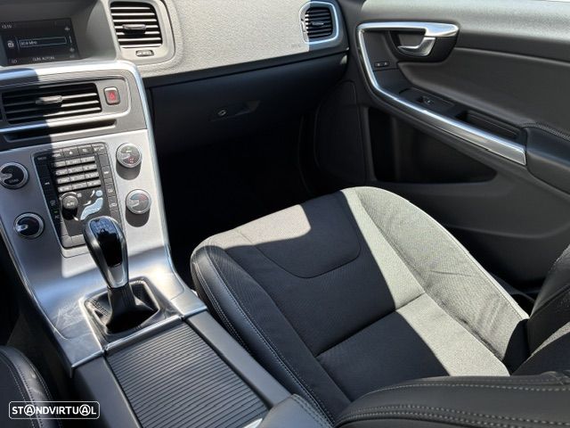 Volvo V60 Cross Country 2.0 D3 Momentum - 20