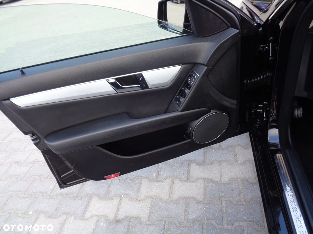 Mercedes-Benz Klasa C 180 CGI BlueEFFICIENCY Avantgarde - 30