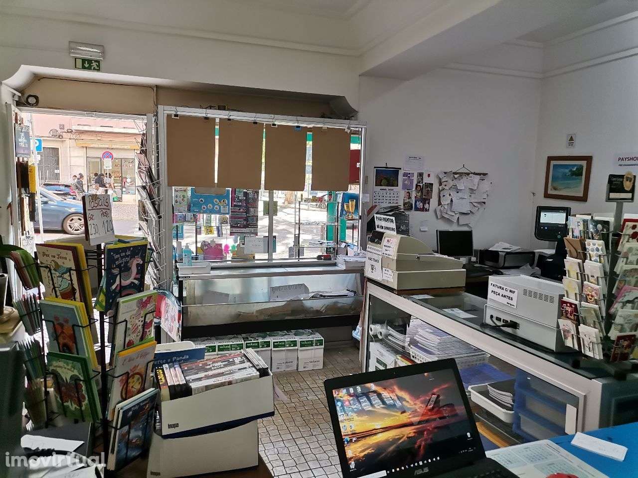 Papelaria Tabacaria em funcionamento, passagem de peões,e transportes - Grande imagem: 5/14