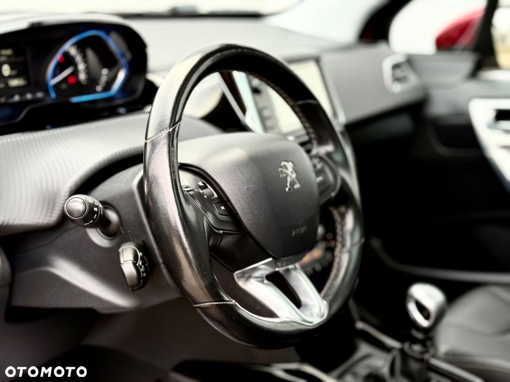 Peugeot 2008 1.6 BlueHDi Allure S&S - 26