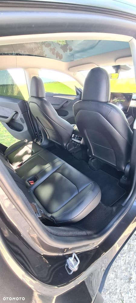 Tesla Model Y - 8