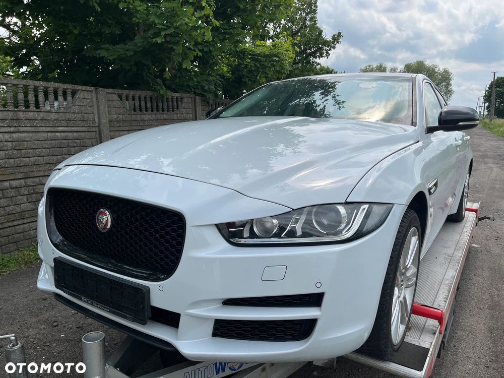 Jaguar XE 2.0 T R-Sport - 2