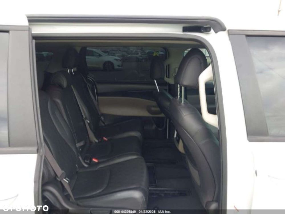 Kia Carnival - 8