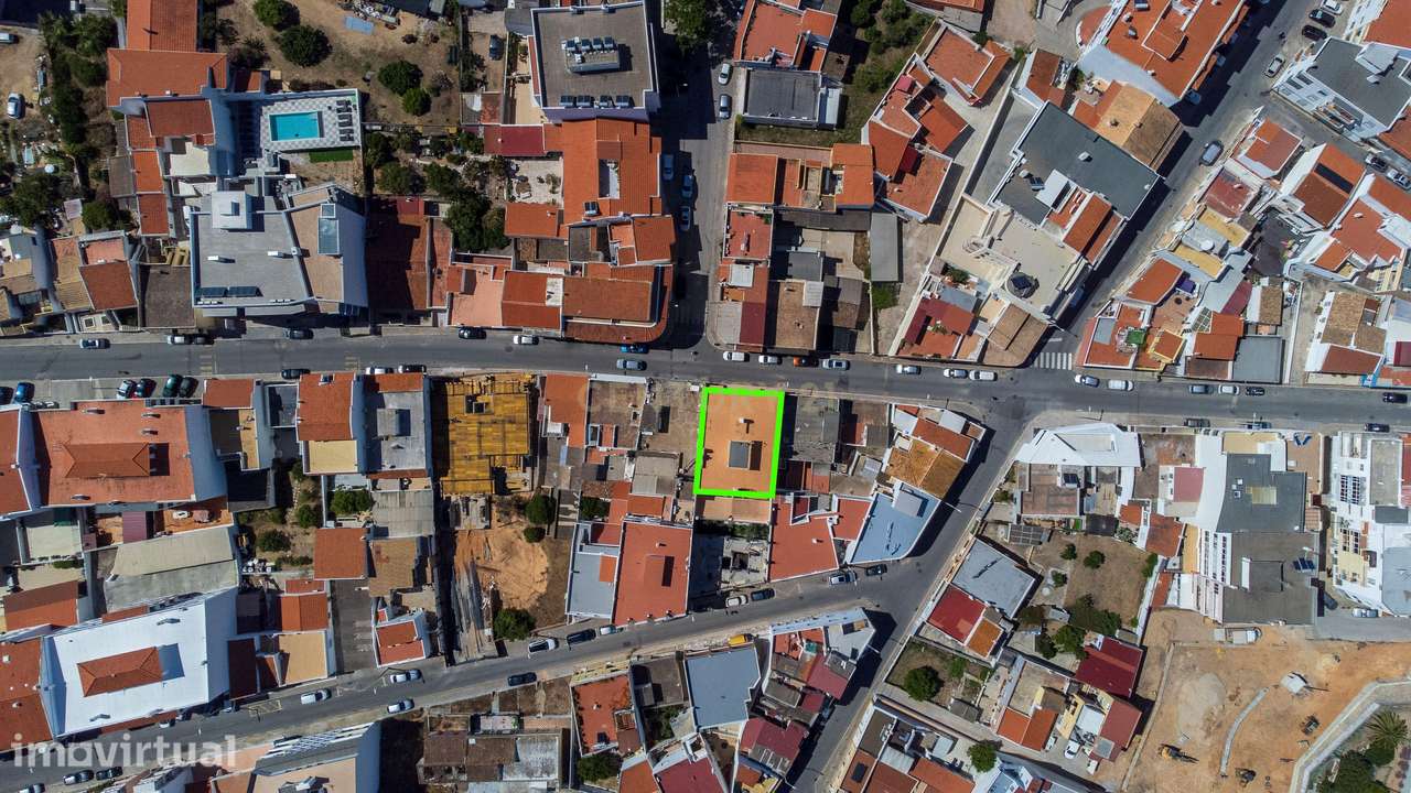 Apartamento T2 com garagem e elevador no centro de Quarteira - Grande imagem: 2/22