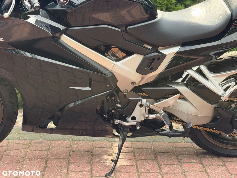 Honda VFR - 16