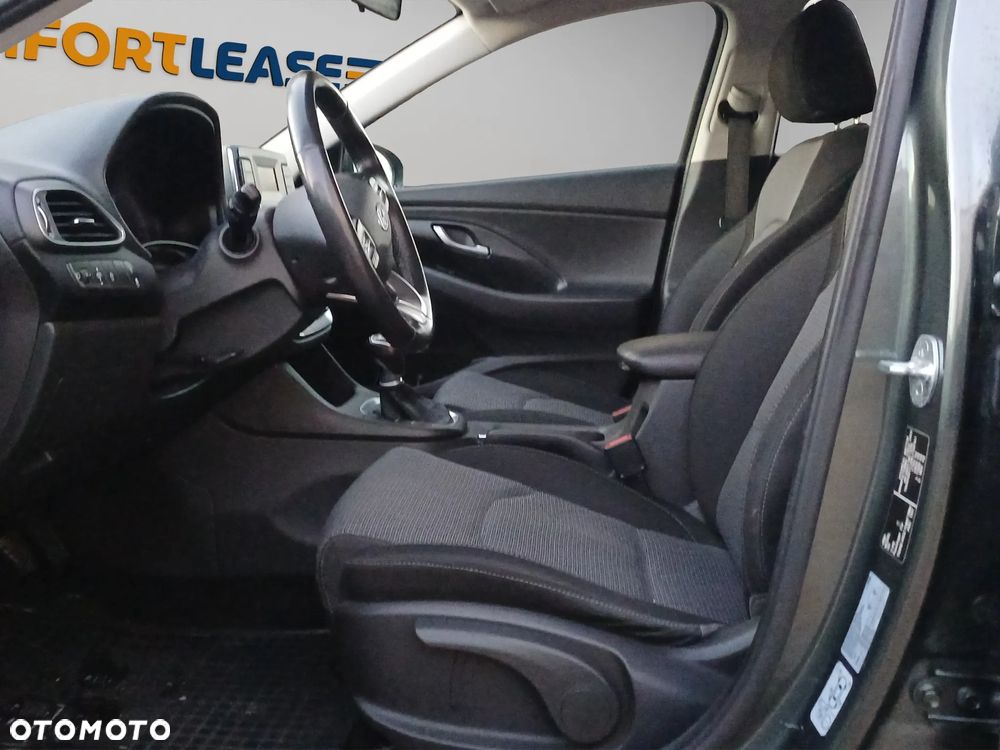 Hyundai i30 1.5 DPI Classic + - 17