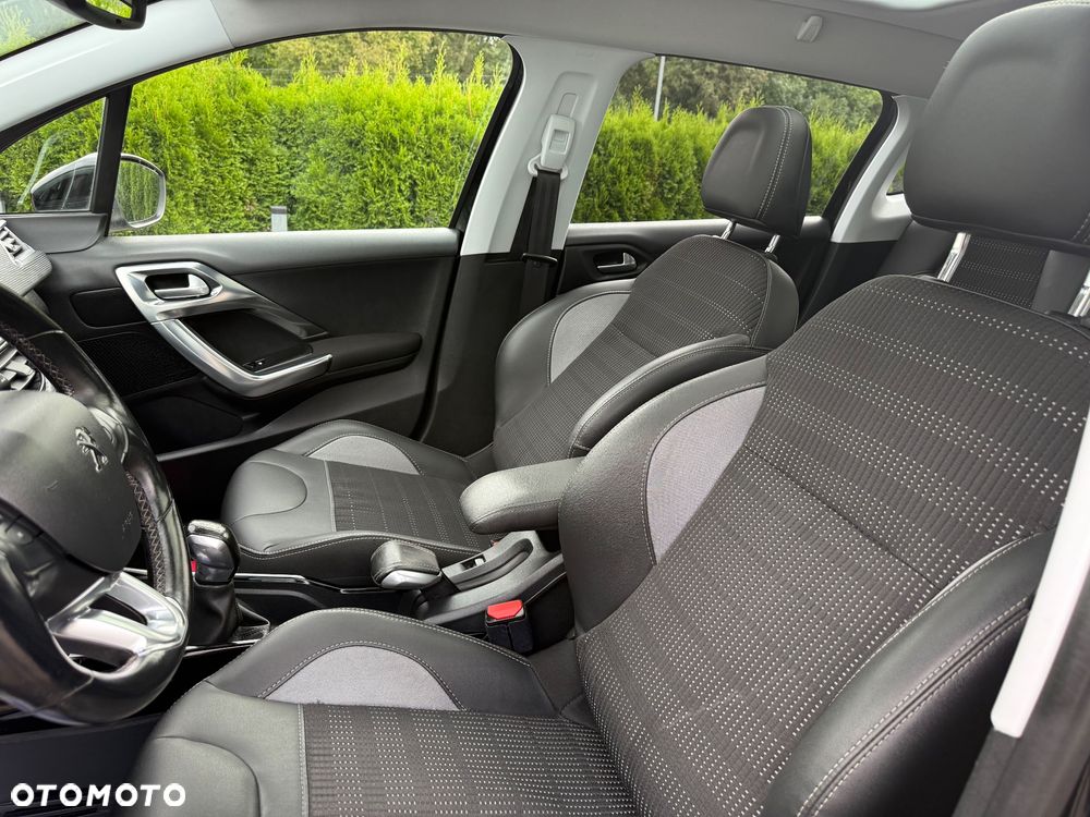 Peugeot 2008 1.2 Pure Tech Allure S&S - 15