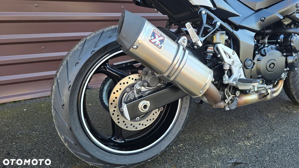 Suzuki GSR - 11