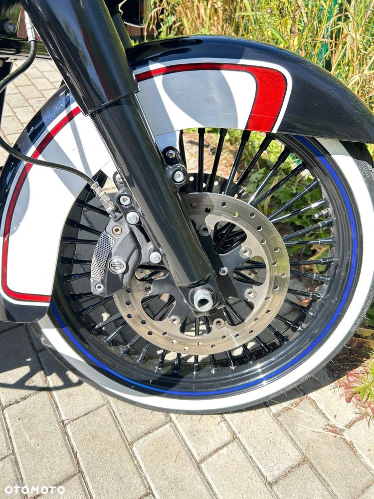 Harley-Davidson Touring Street Glide - 23