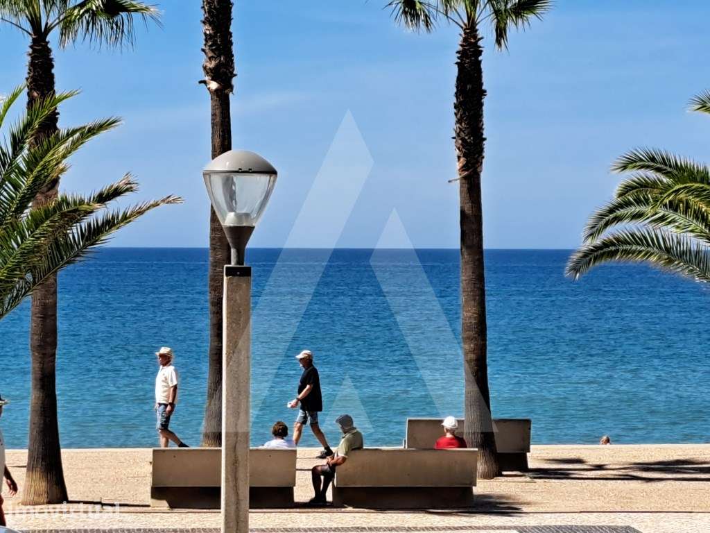 Apartamento T3 convertido em T2, na primeira linha da praia, com fa... - Grande imagem: 2/28