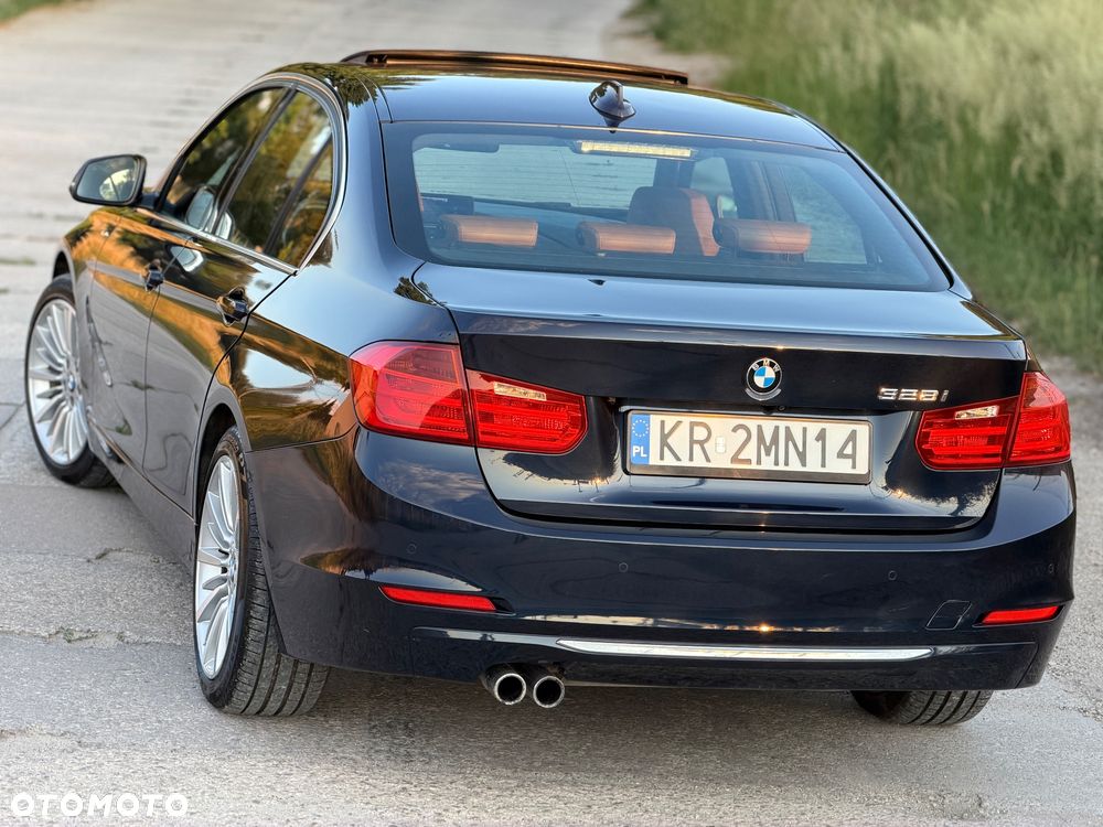 BMW Seria 3 328i Luxury Line - 17